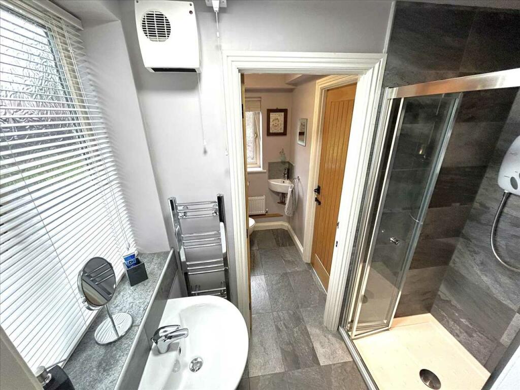 EN-SUITE SHOWER ROOM