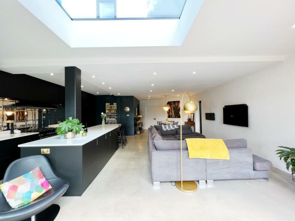 Main Room pic 13.jpg
