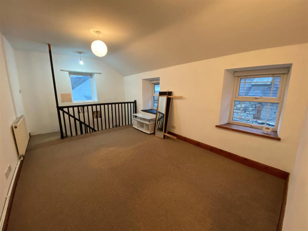 96 High Street rear flat - bedroom 2.jpg