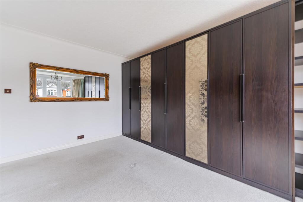 41 Oaklands Avenue, Isleworth TW7-39.jpg