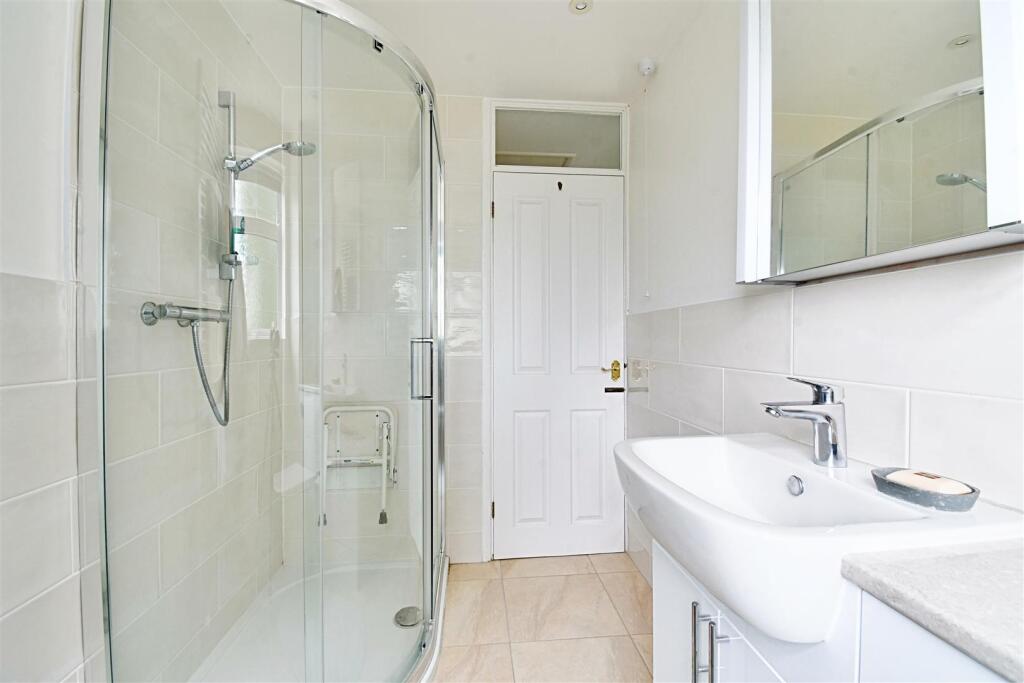 Bathroom 2.jpg