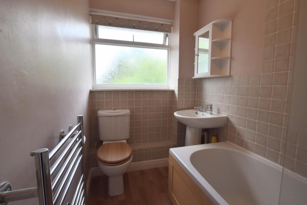 39 Carroll Close bathroom 2