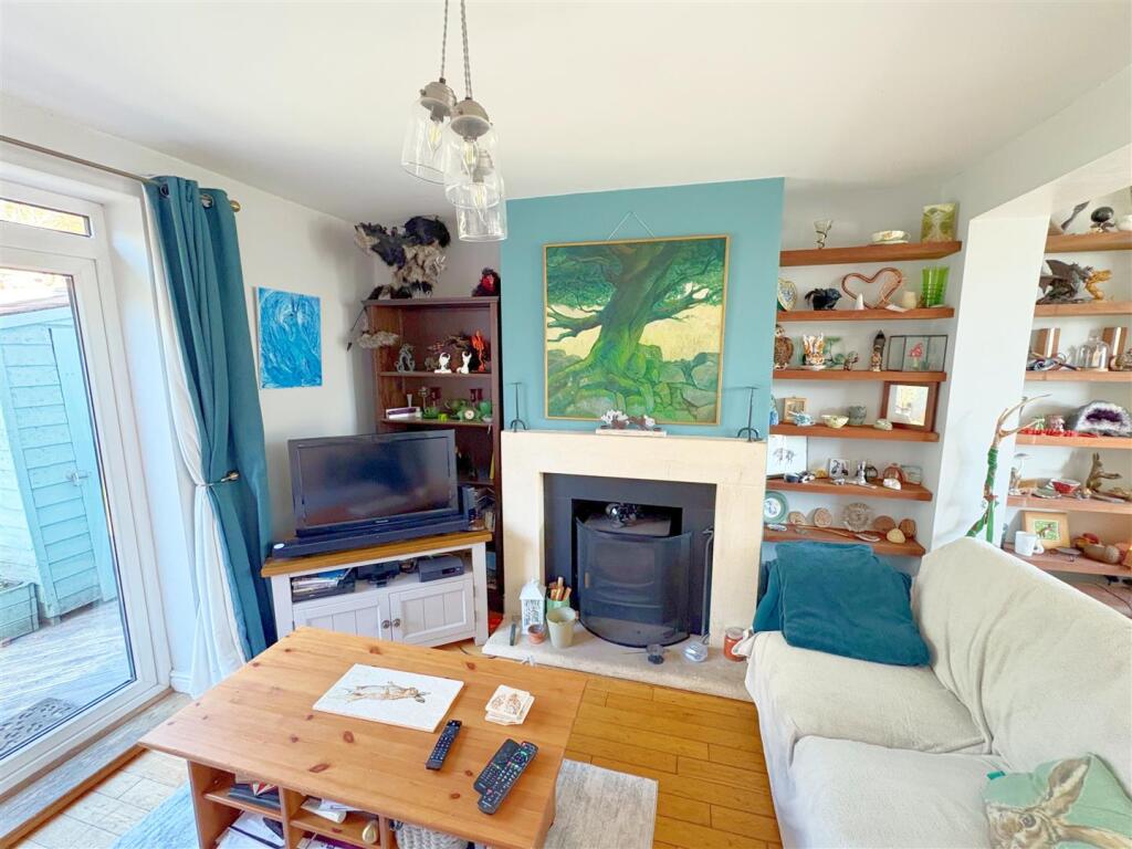 Lounge area onto garden (1).jpg