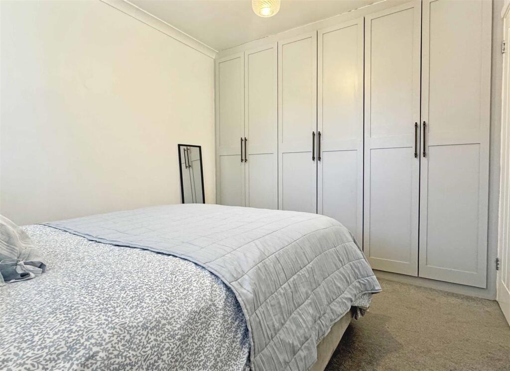 Master Bedroom b.jpg