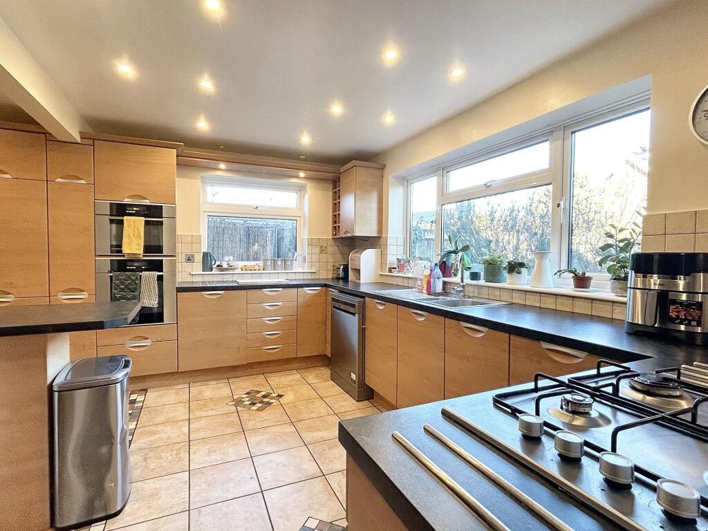 KITCHEN/BREAKFAST ROOM