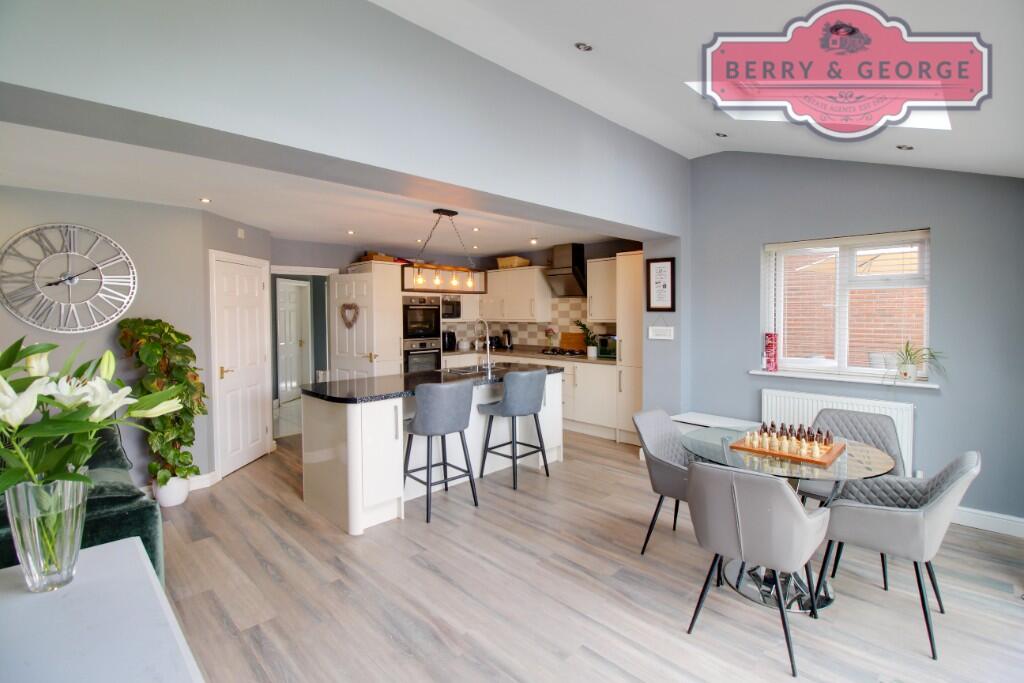 KITCHEN /FAMILY ROOM