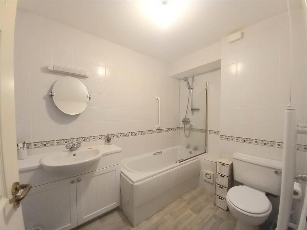 17 Ocean Park Bathroom.jpg