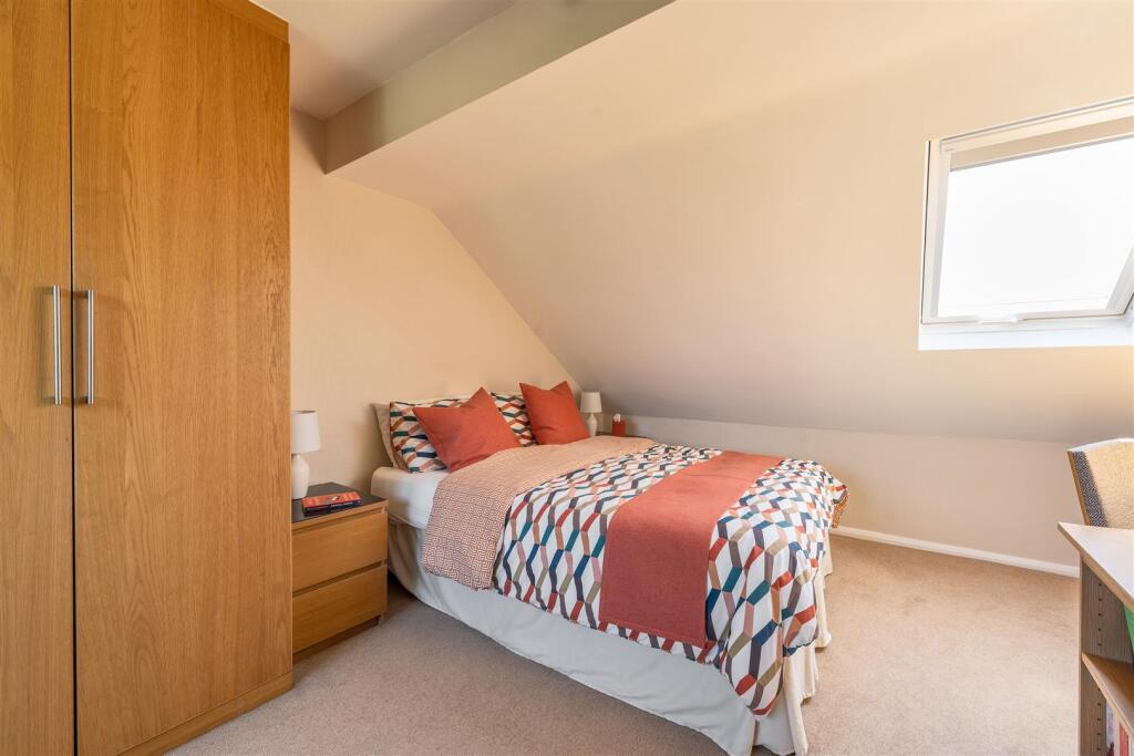 Cherrydown Avenue, E4