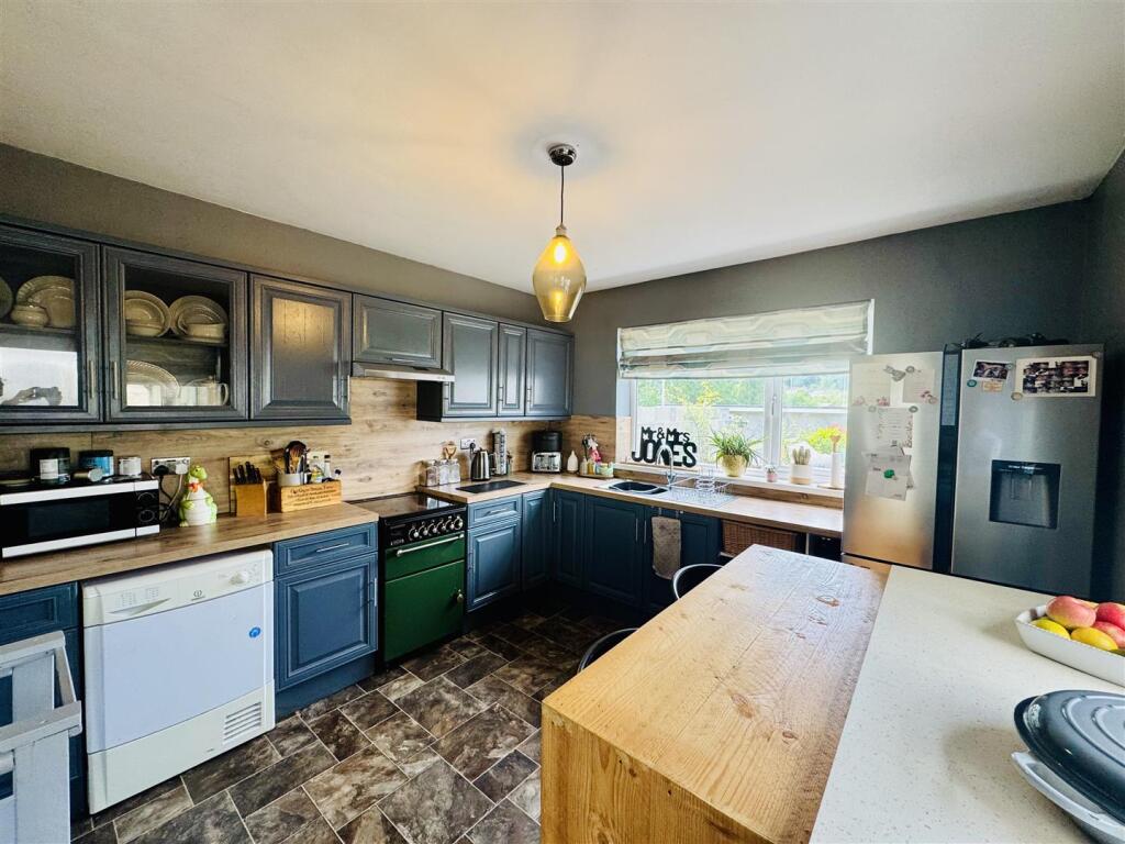 KITCHEN/BREAKFAST ROOM