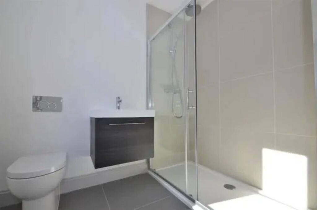 Ickenham - bathro...