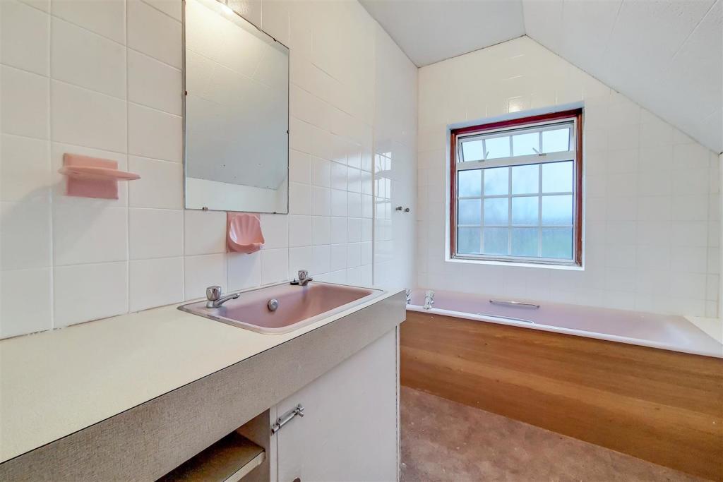 15_Bathroom-0.jpg