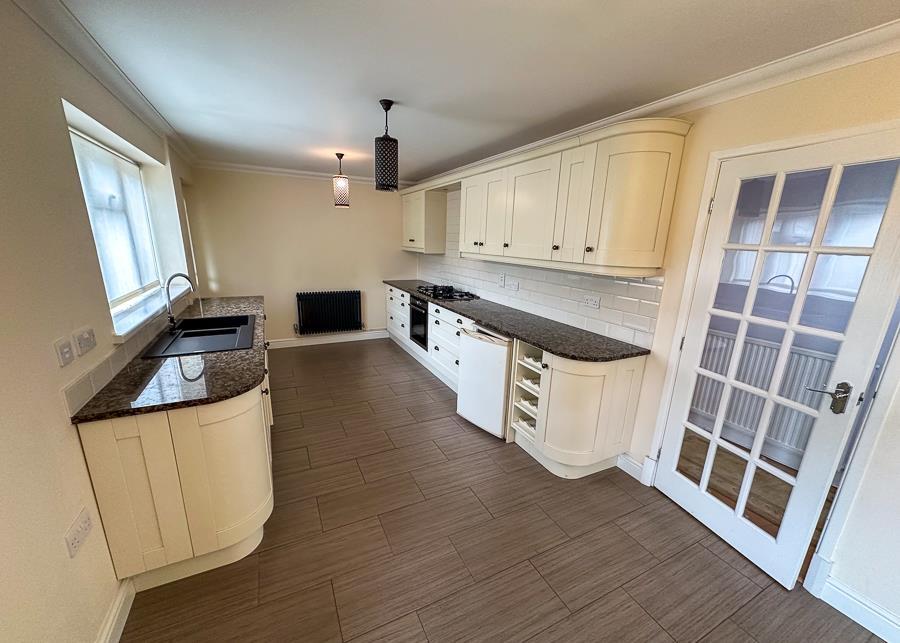 KITCHEN / BREAKFAST ROOM