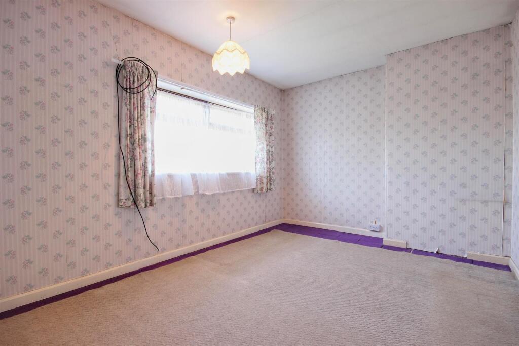 BEDROOM 1 (FRONT)