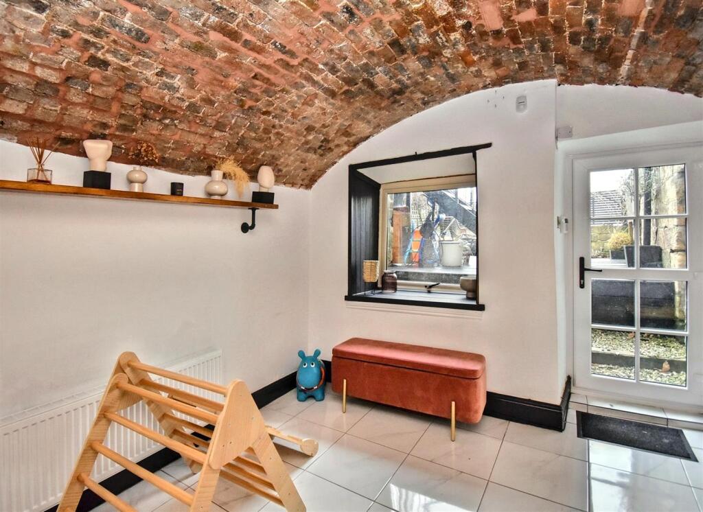 Vaulted Study/Garden Room/Occasional Bedroom
