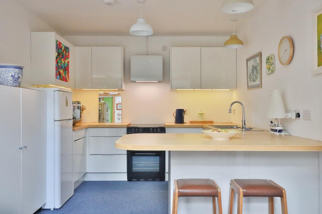 White Gloss fitted Kitchen