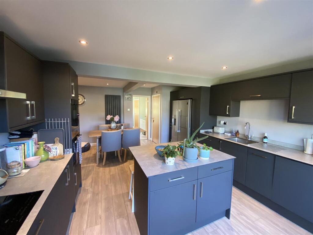 Kitchen 2.jpg