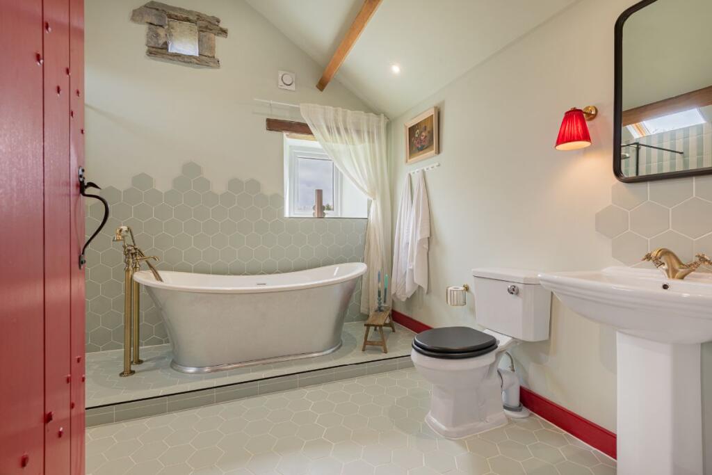 The Cottage - Bedroom One Ensuite