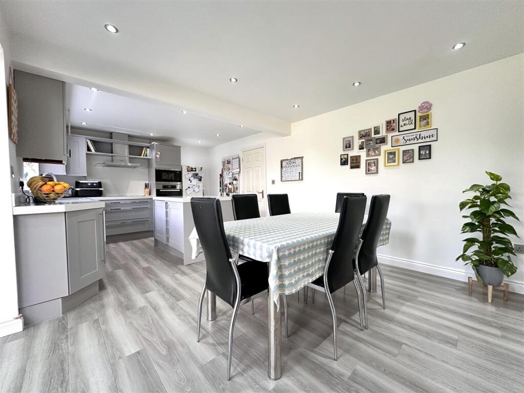 Spacious Dining Kitchen 283