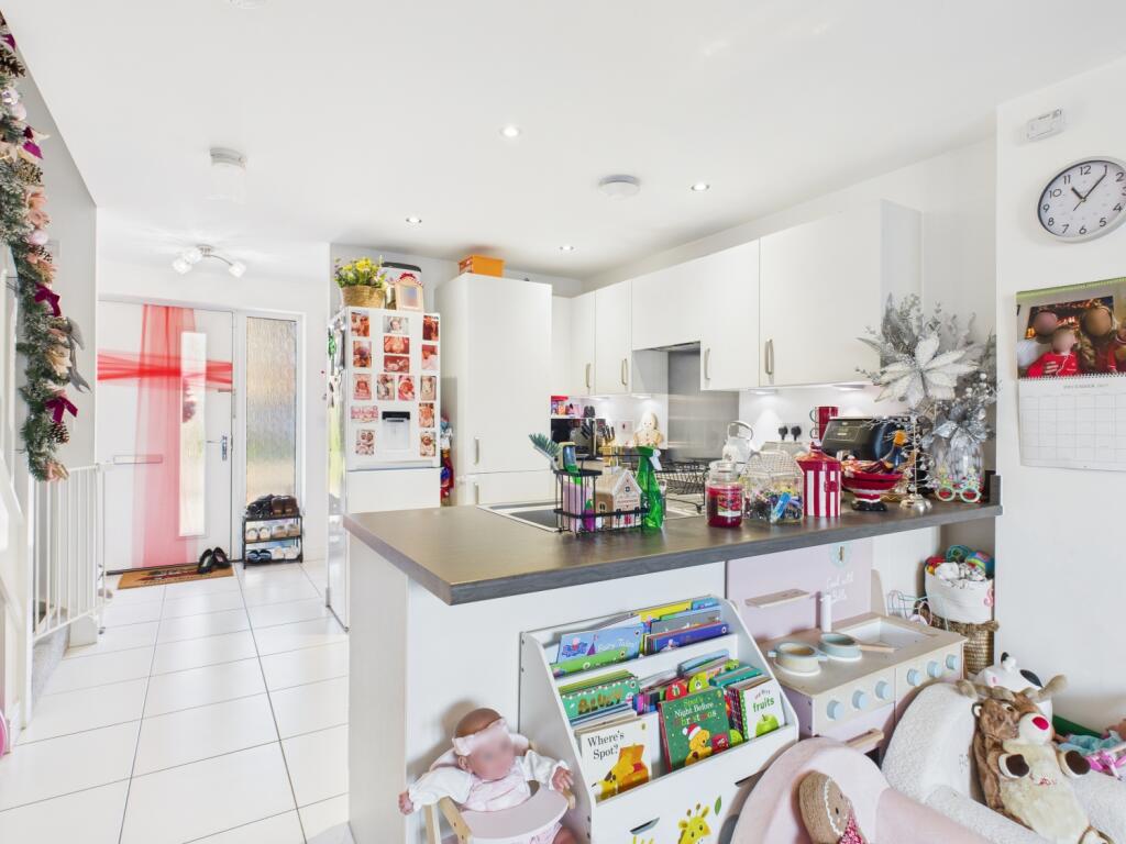 CAM03729G0-PR0199-STILL010