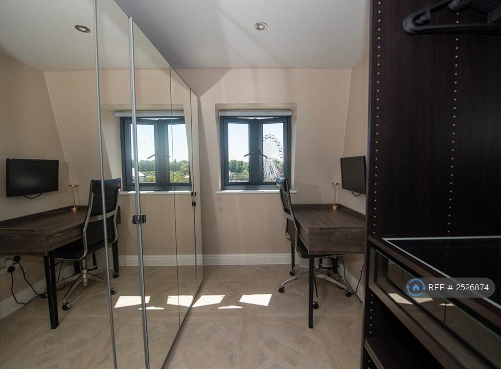 Walk In Wardrobe / Study