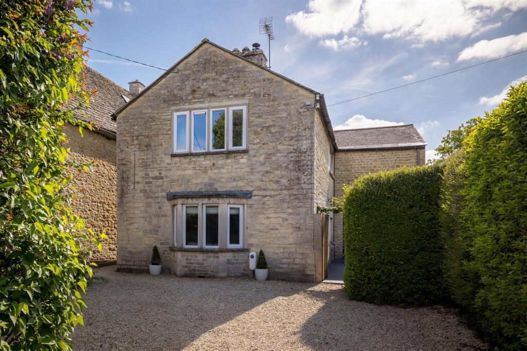 3 - Hilary Cottage - GL7 4HT - Web.jpg