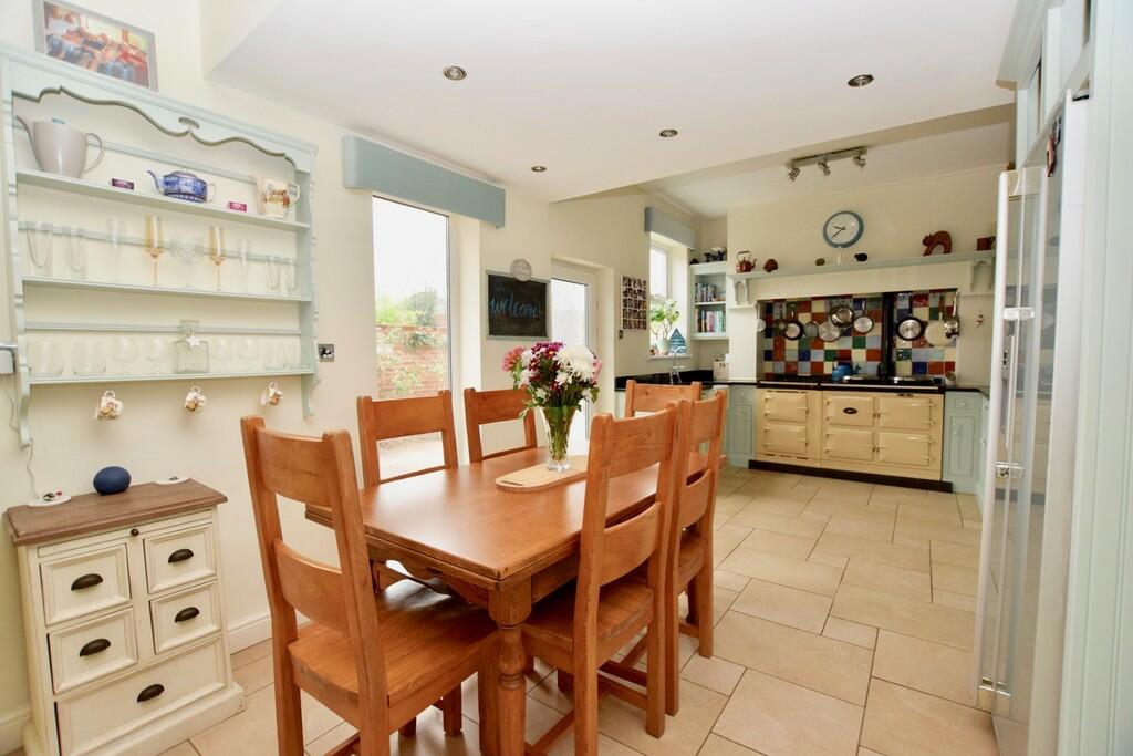 Kitchen/Breakfast...