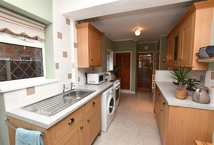 KITCHEN/BREAKFAST ROOM