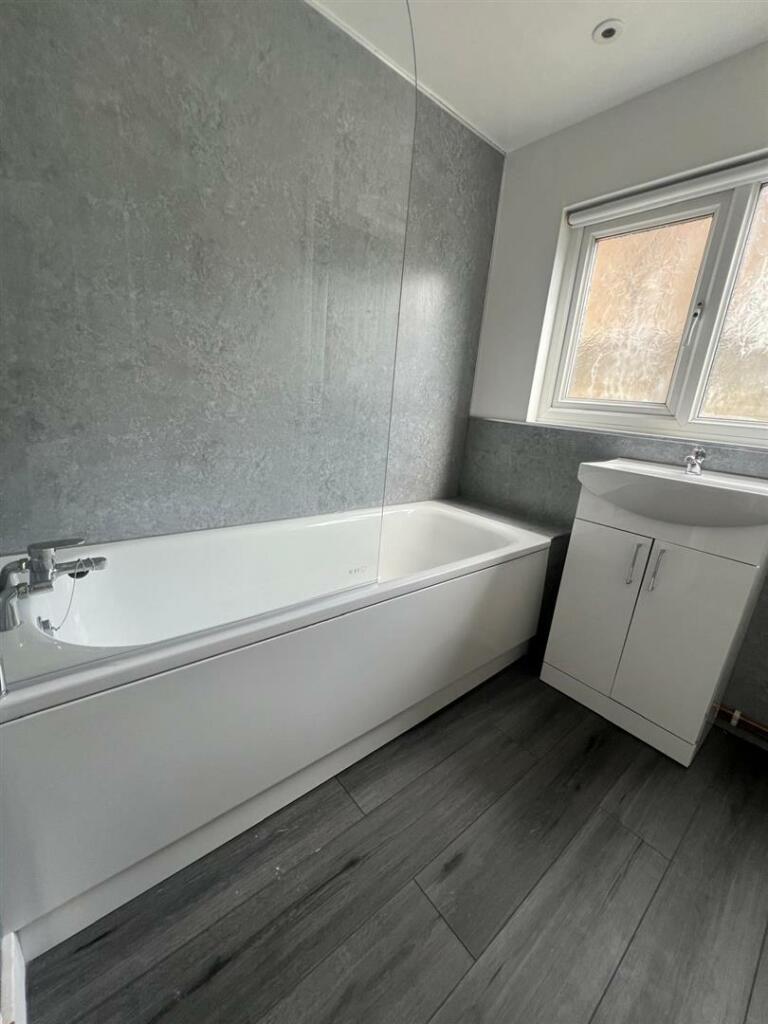 12J Bathroom 4.jpg