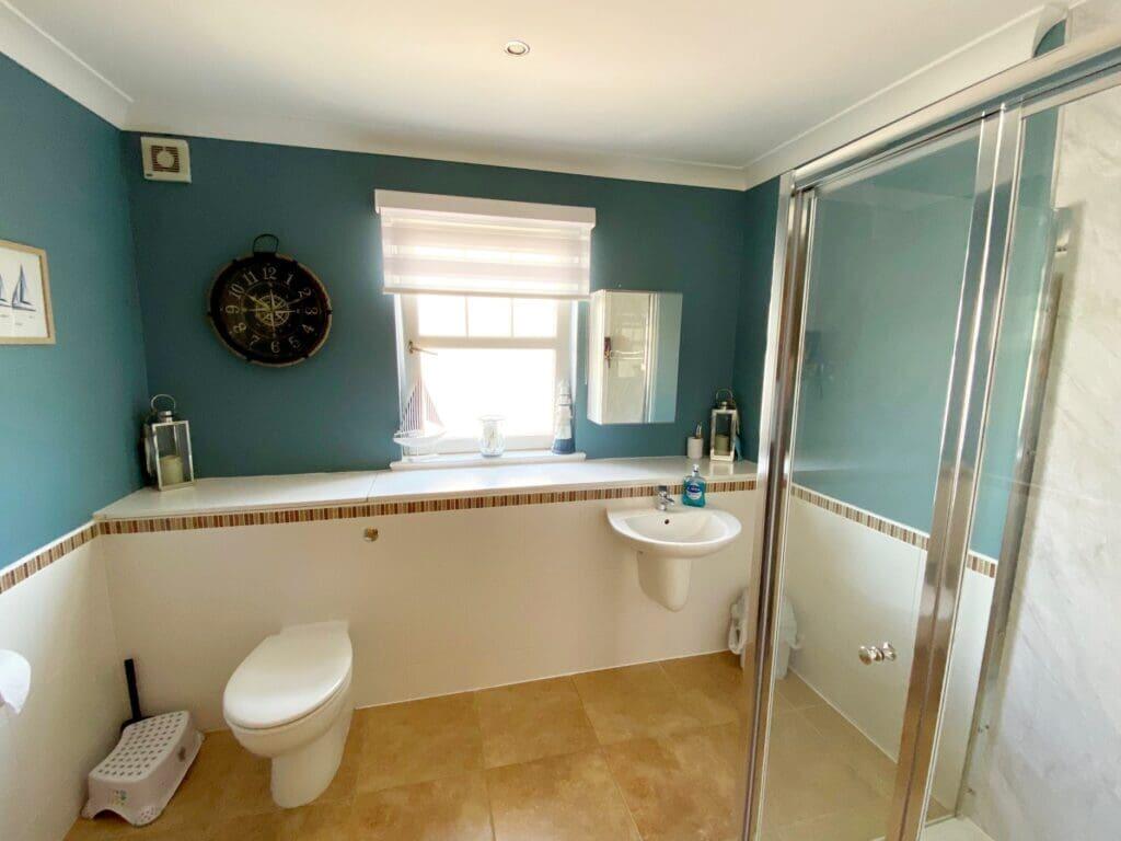EN-SUITE SHOWER ROOM