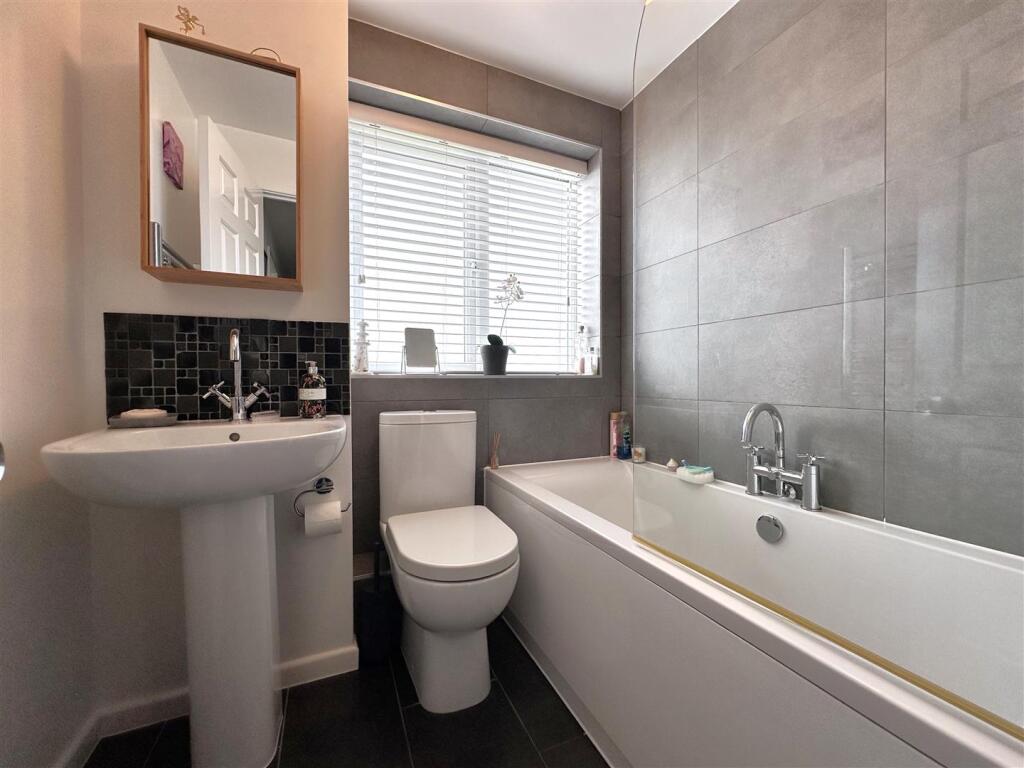 Modern Family Bathroom 711