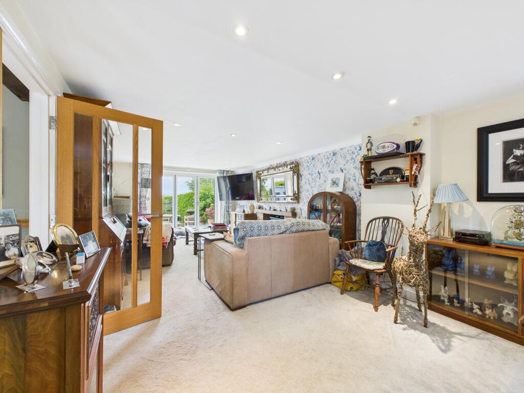 CAM02909G0-PR0382-STILL025