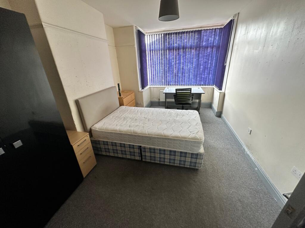 This inviting double bedroom features ample nat...