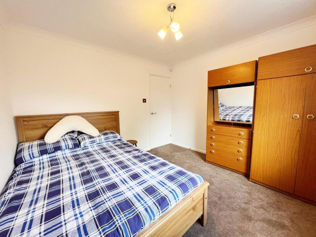 Bedroom 1 pic 2.jpg