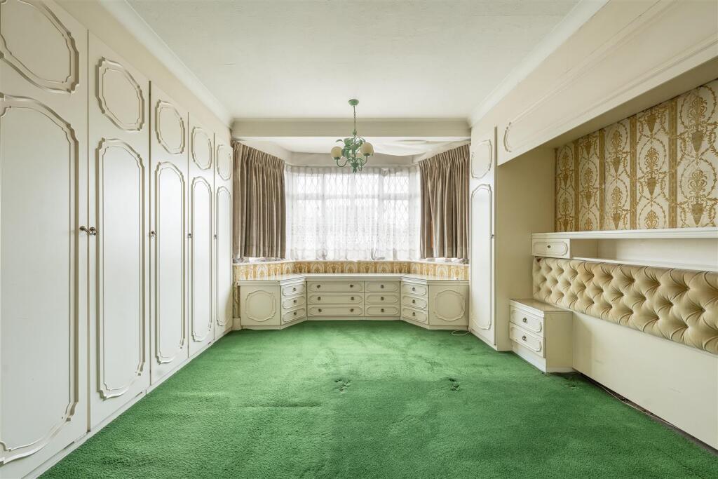 Hermitage Close, E18