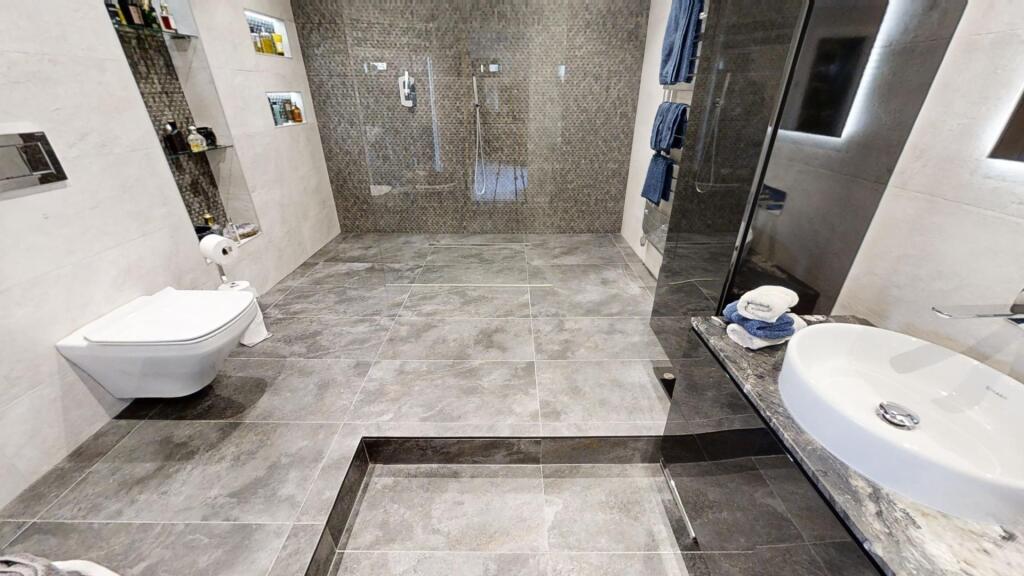 en suite to master bedroom