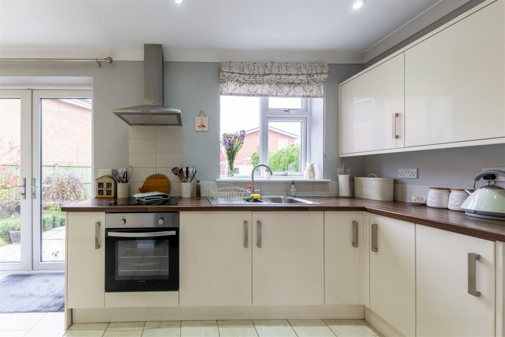 4 Oaktree Close-003.jpg