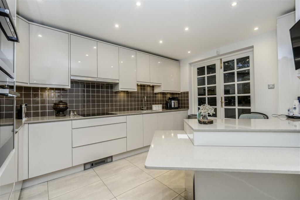 Davidson Frost-Wellings, DFW, Wellington House, Ay