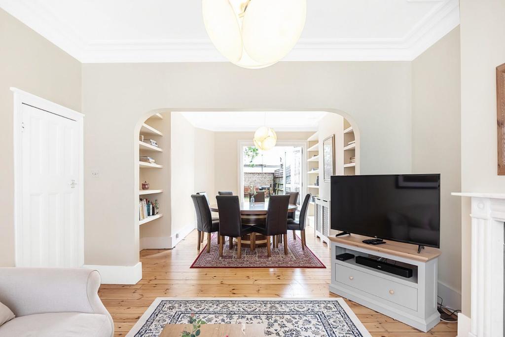Dual-Aspect Reception Room (2).jpg