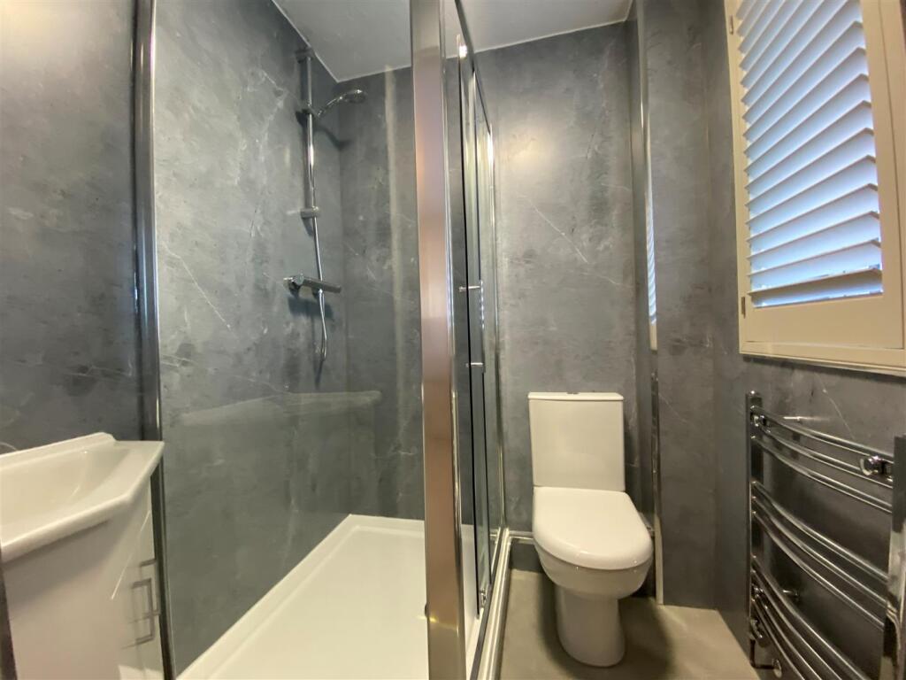 2 Heol Gilfynir - en suite.jpg