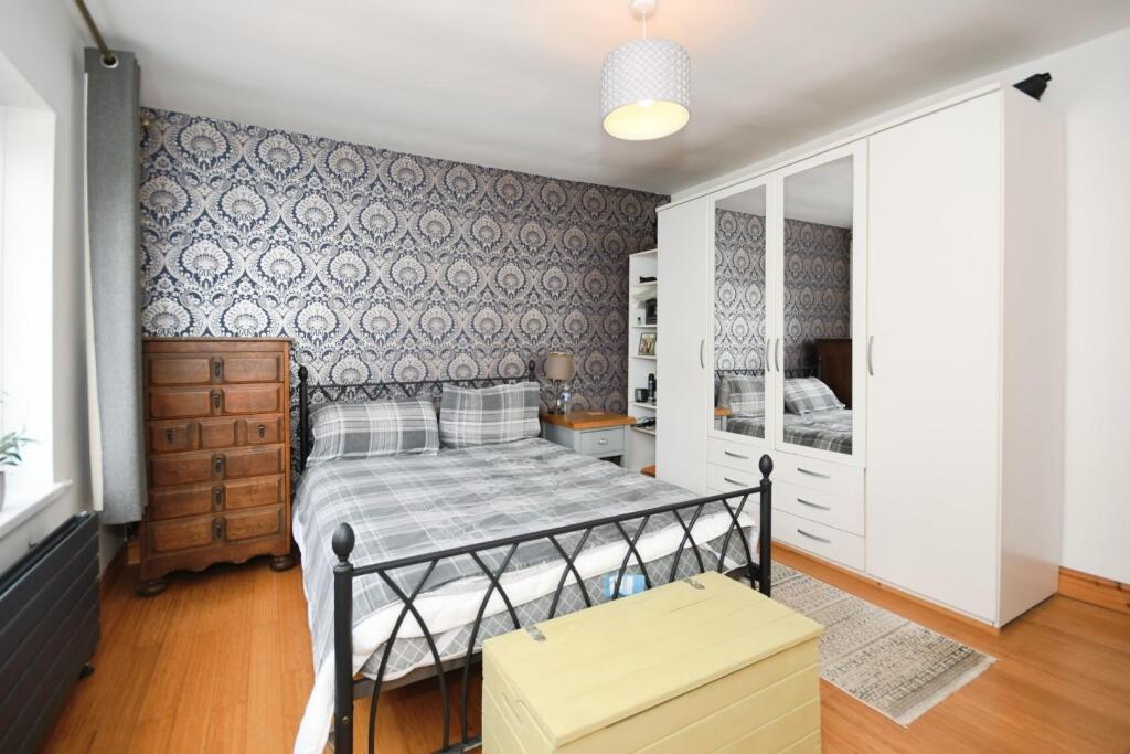 BEDROOM 1 02.jpg