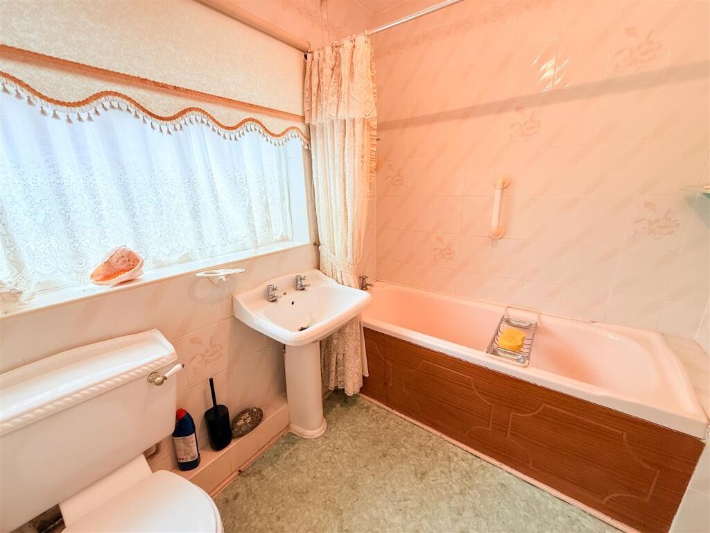 GROUND FLOOR BATHROOM