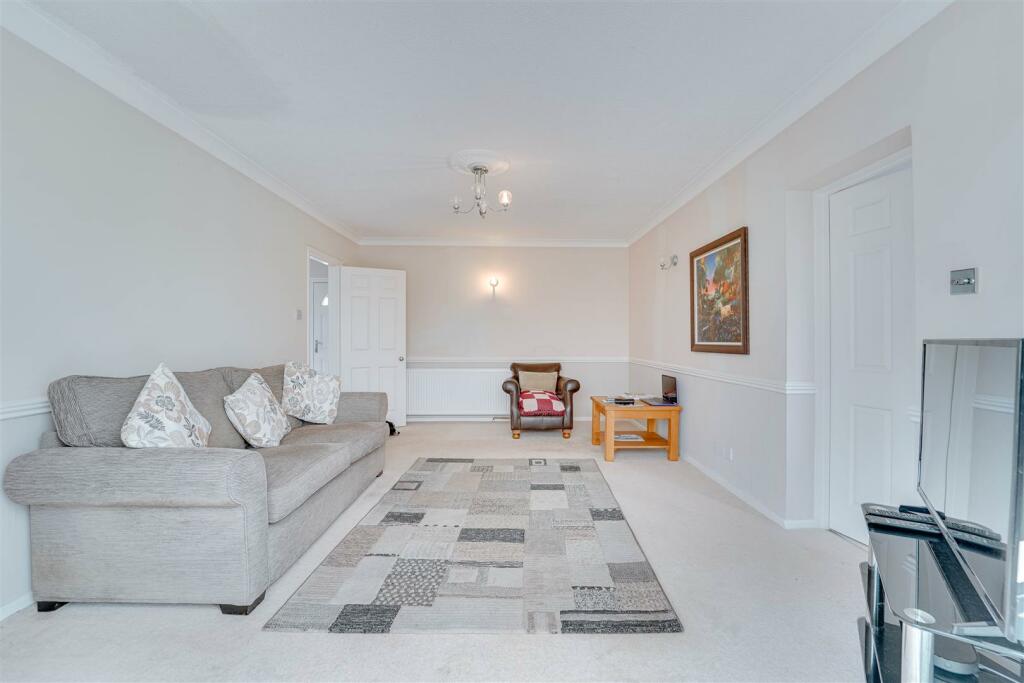 Santis House, 24 Tithe Cl, Gazeley-20.jpg