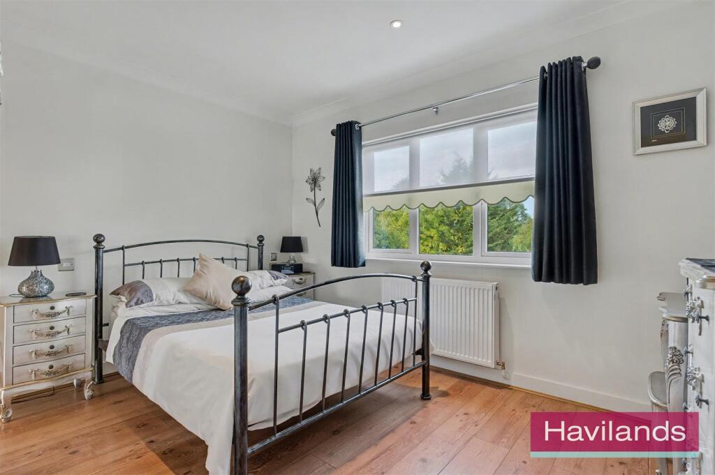 Lonsdale Drive EN2 7LH-19.jpg