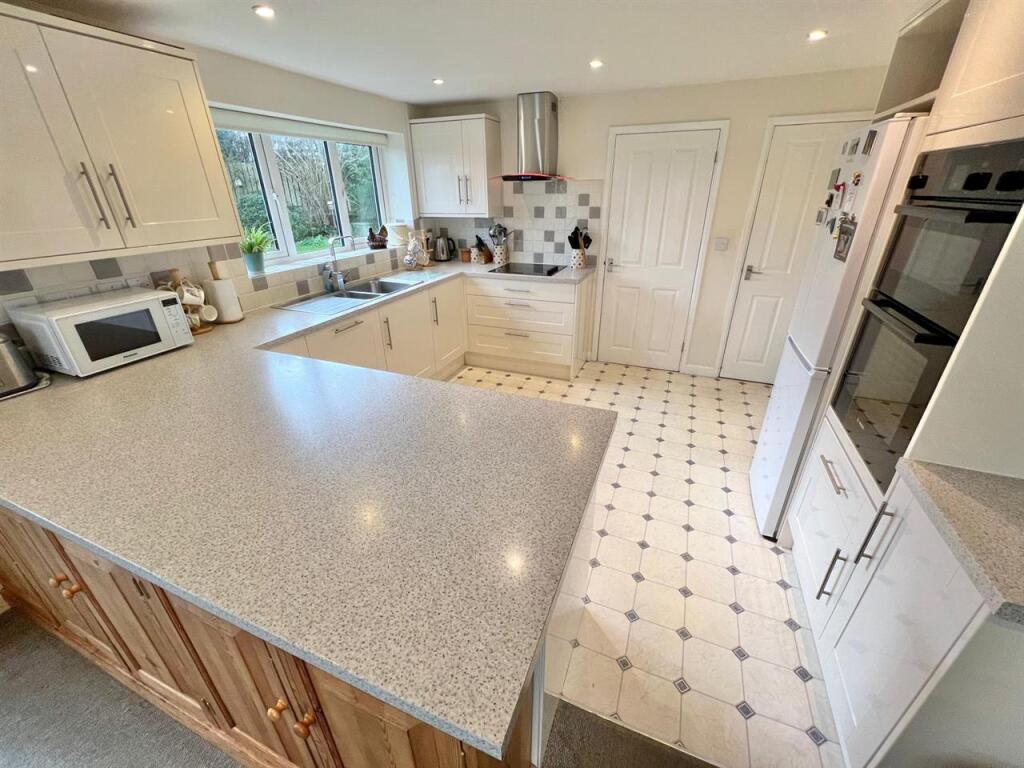 Kitchen/ Dining Room