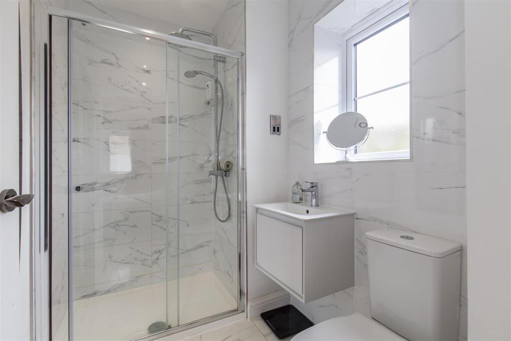 Bedroom 1 en Suite-1.jpg