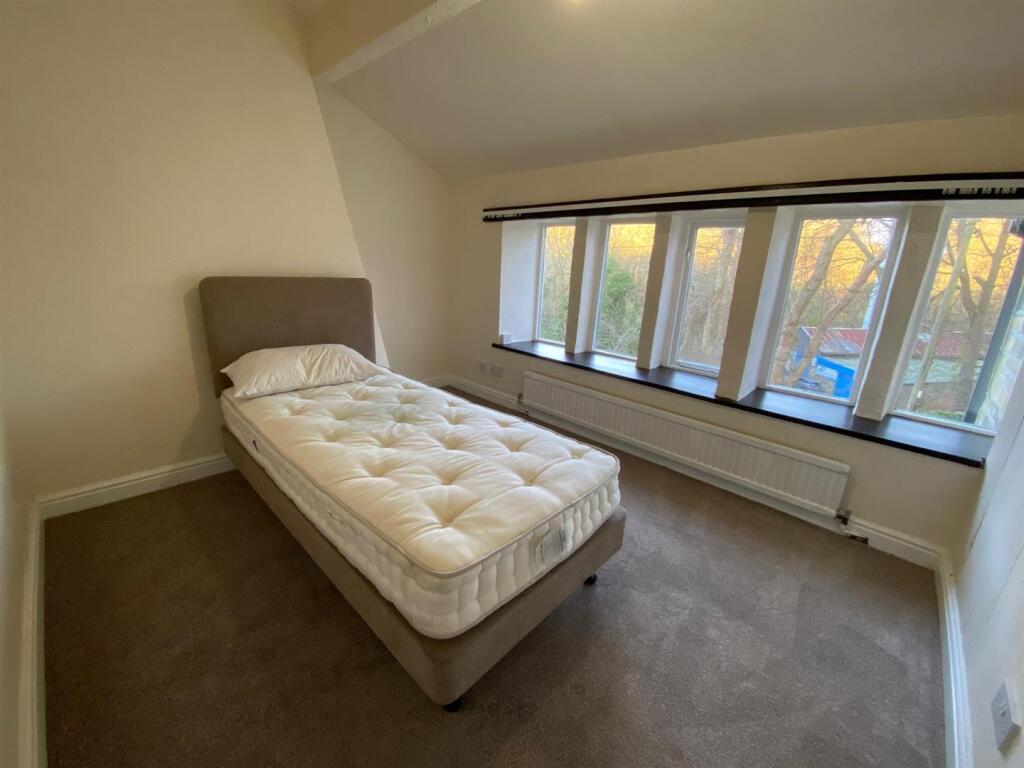SMALL BEDROOM.jpg