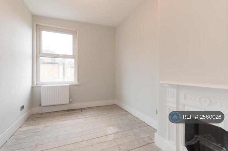 Back Bedroom, Double/Medium Sized - Carpeted