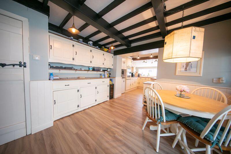 Kitchen &amp; breakfast room