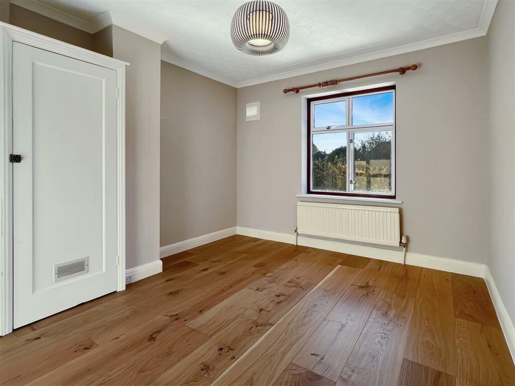 bedroom a.jpg