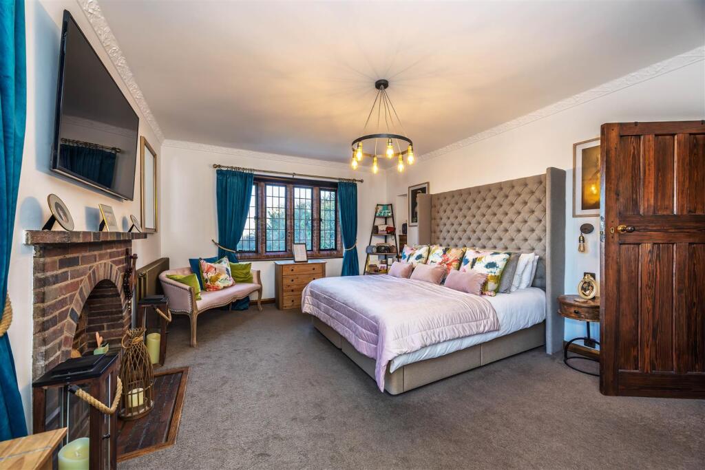 Bedroom 1 SAPL3890-20251125-DxO_DeepPRIME XD2s.jpg